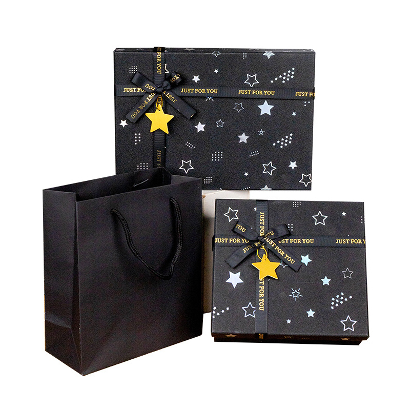 リボン付きの黒い星のギフトボックス。長方形の紙製で、誕生日や - Packaging のレビューと価格
