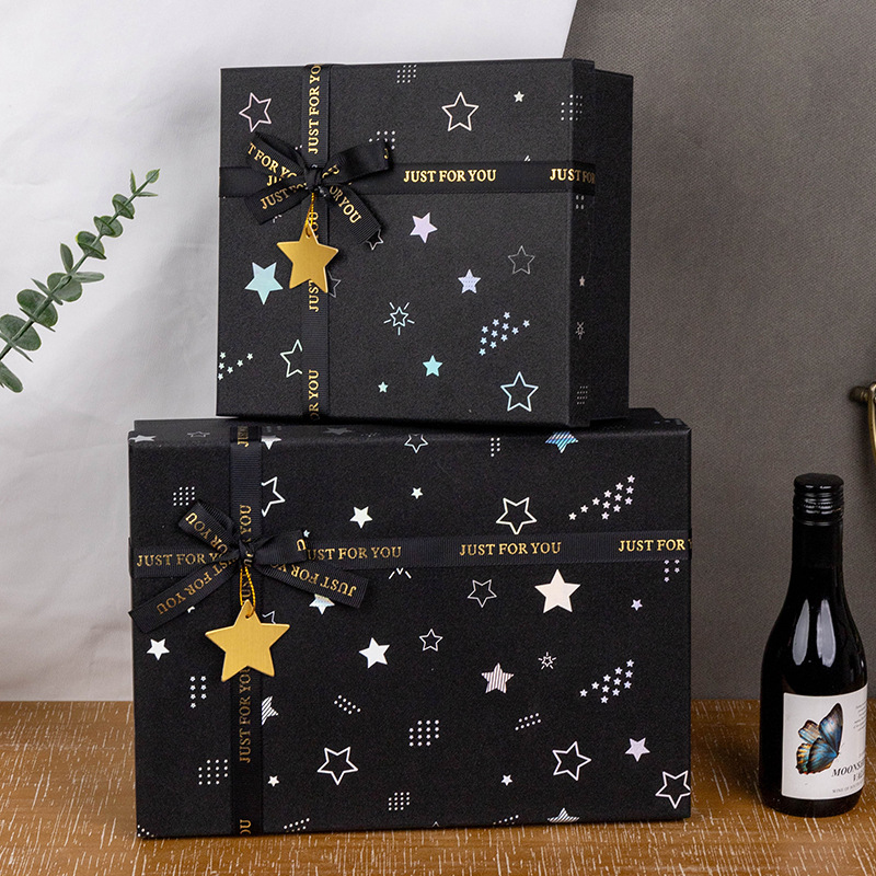 リボン付きの黒い星のギフトボックス。長方形の紙製で、誕生日や - Packaging のレビューと価格