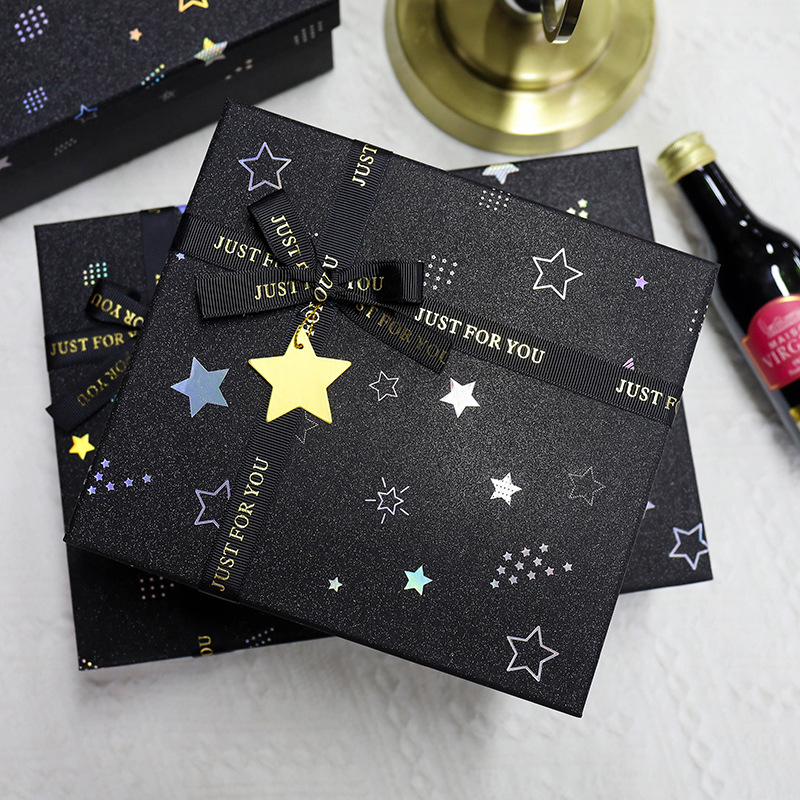 リボン付きの黒い星のギフトボックス。長方形の紙製で、誕生日や - Packaging のレビューと価格
